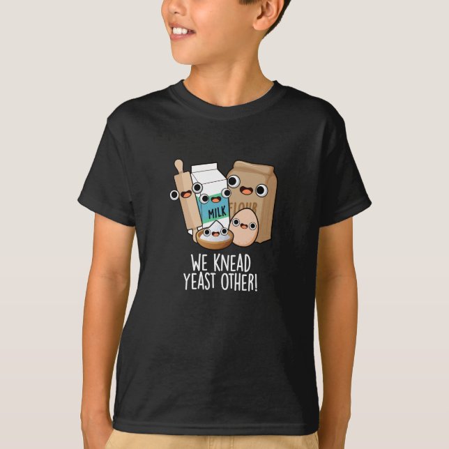 Vi Knead Yast Annan, LUNT Baking Puns Mörk BG T Shirt (Framsida)