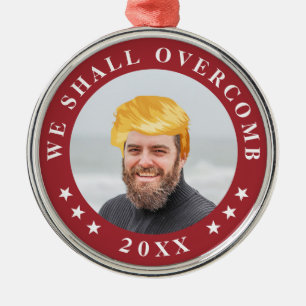 Vi kommer att överbrygga Fotot med Trump Hair Julgransprydnad Metall