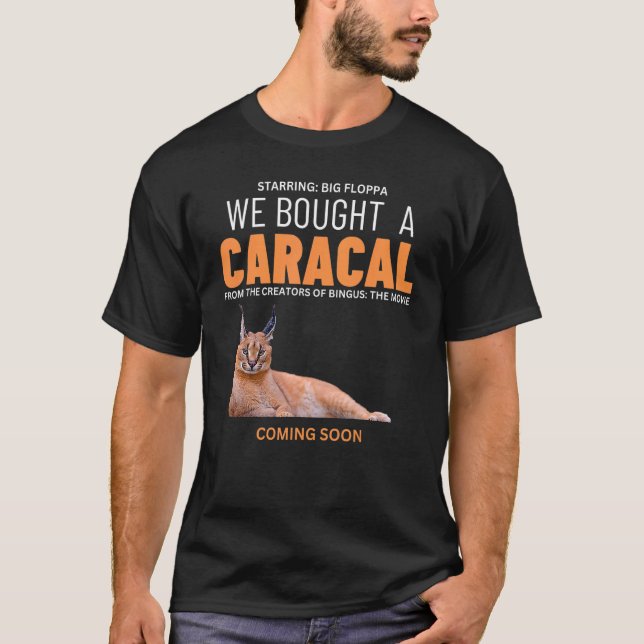 Vi köpte en karacal Big Floppa Cat Meme T Shirt (Framsida)