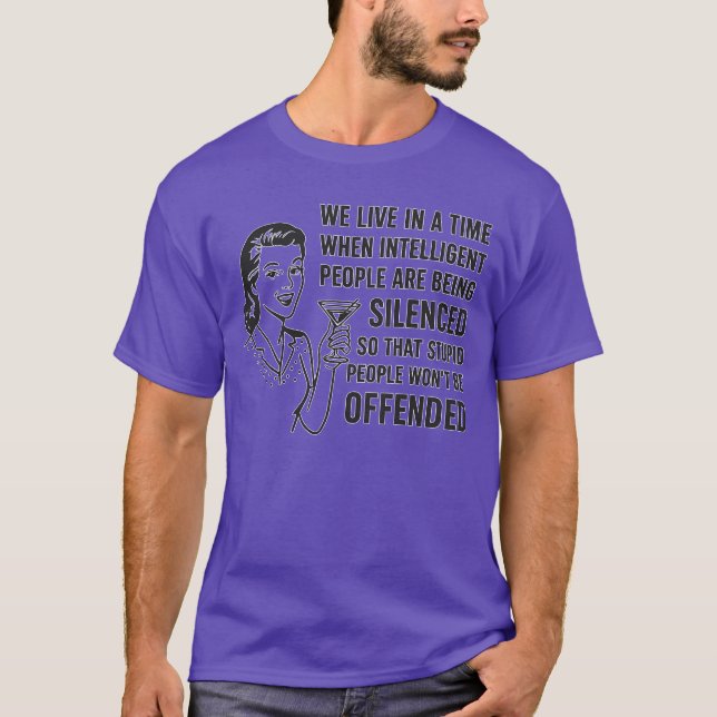 Vi lever i en tid då intelligenta människor är på  t shirt (Framsida)