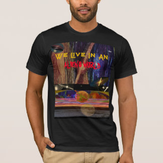 Vi lever i en utomjordinges värld t shirt