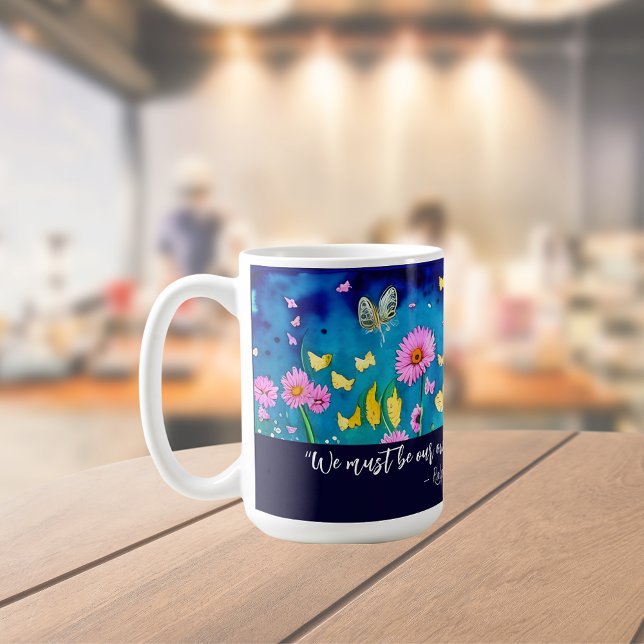 Vi måste vara vår egen Blommigt för offerter Kaffemugg (Skapare uppladdad)