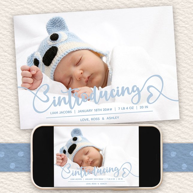 Vi presenterar Blue Heart Script Baby Foto Födelse Meddelande (Introducing Baby Birth Announcement with message on the back)