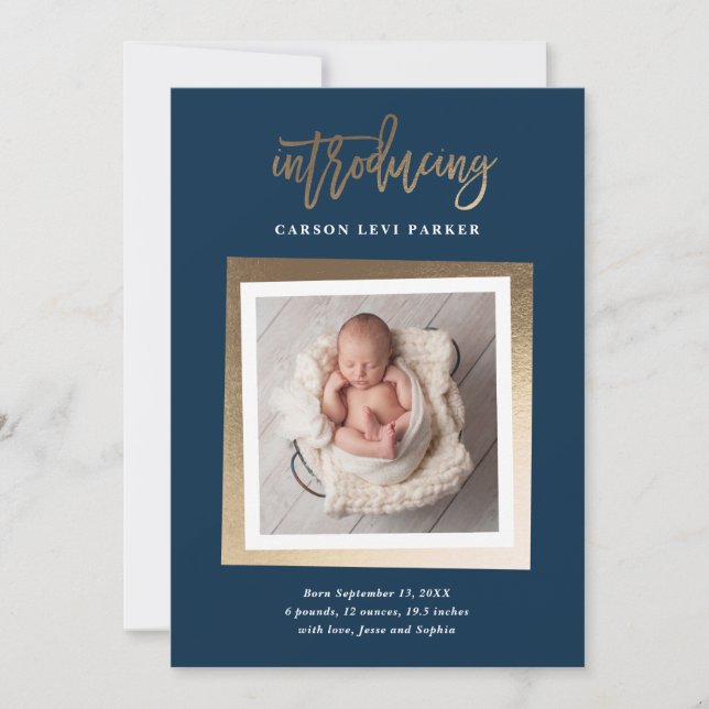 Vi presenterar Modern Guldskrift Baby Foto Födelse Meddelande (Framsida)