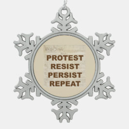 Vi protesterar mot att folk fortsätter att upprepa snöflinga pewter julgransprydnad