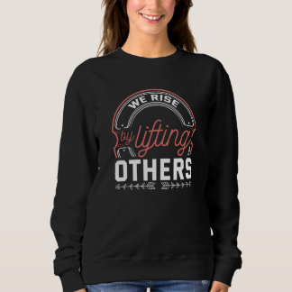 Vi reser oss genom att lyfta andra framgångssägand t shirt