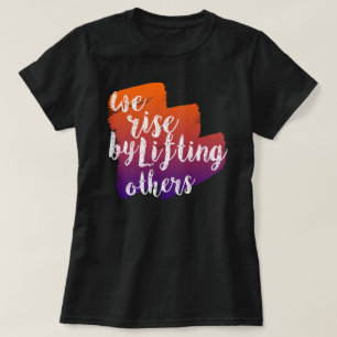 Vi reser oss genom att lyfta andra t shirt