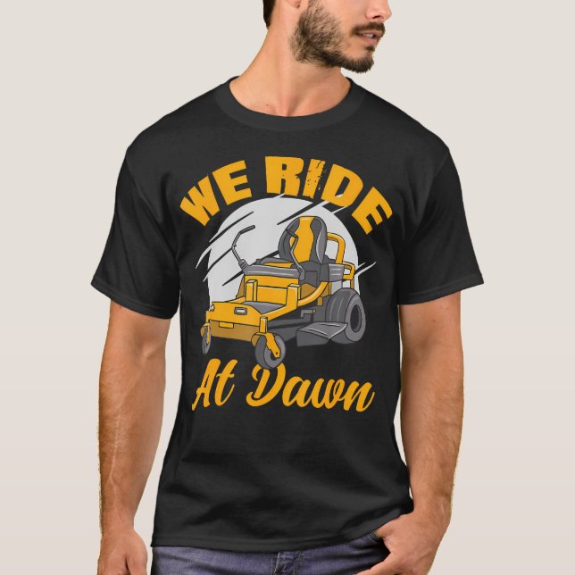 Vi ride på Dawn Lawnmower Gräsmatta Mows Riding Mo T Shirt (Framsida)