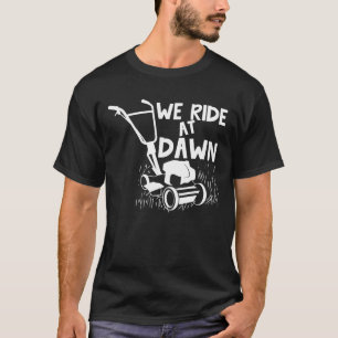 Vi ride på gryningen - Gräsmatta Mower T Shirt