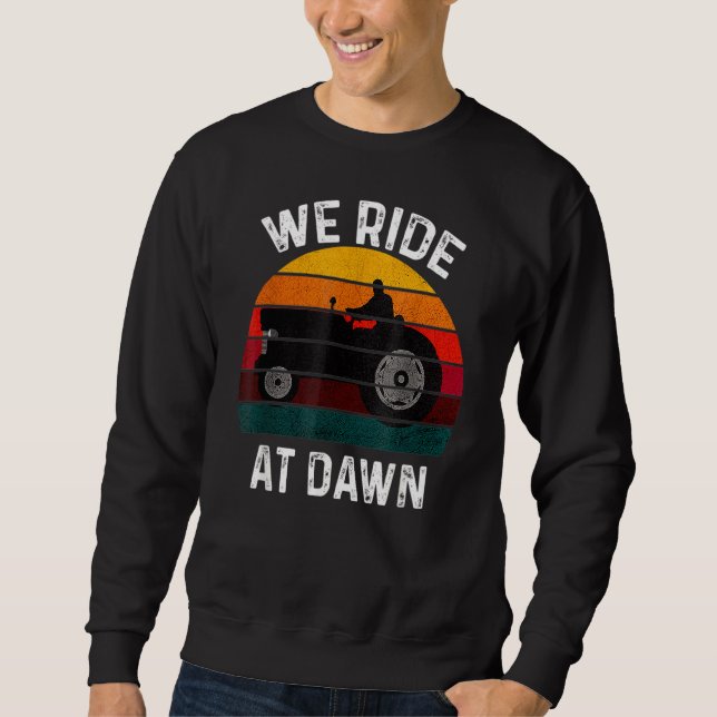 Vi ride vid Dawn Gräsmatta Mower Gräsmatta Mwing P Lång Ärmad Tröja (Framsida)