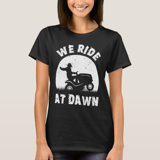 Vi ride vid Dawn Gräsmatta Mower Riding T Shirt (Framsida)