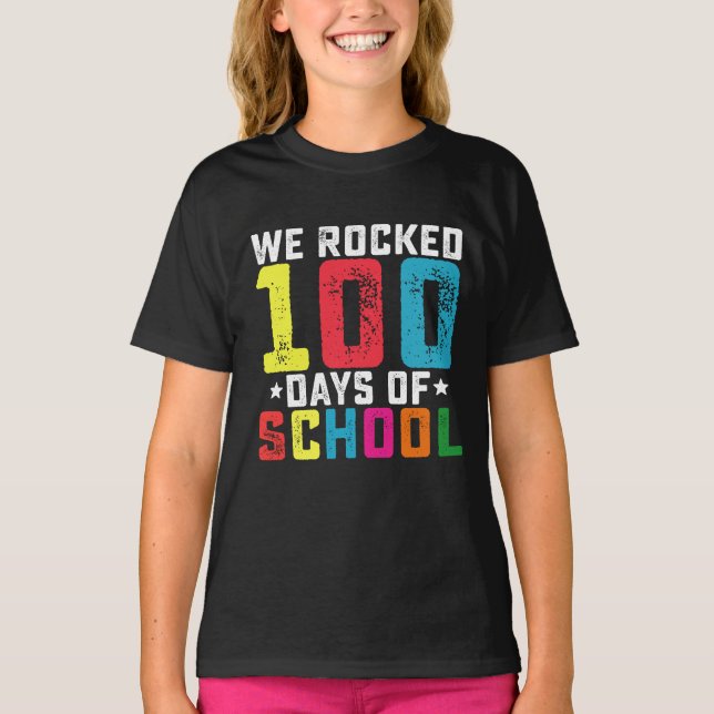 Vi rockade 100 dagar i skolan lärare elev t shirt (Framsida)
