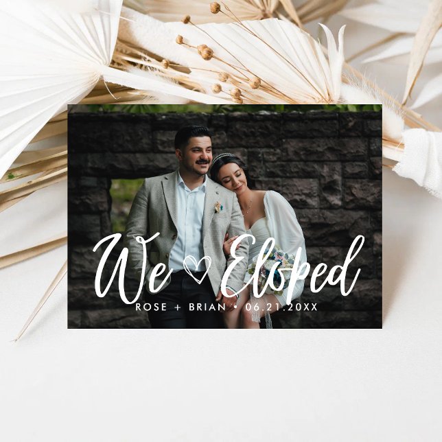Vi Rymde Elegant Romantiskt Bröllopsfotokort Meddelande (Elegant romantic elopement photo cards share your special moment with timeless heartfelt style.)