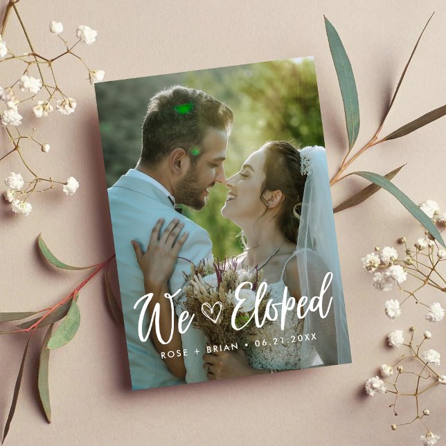 Vi Rymde Elegant Vit Skrift Bröllopsfoto Meddelande (Elegant elopement photo announcements share your joyful news with timeless romantic style.)