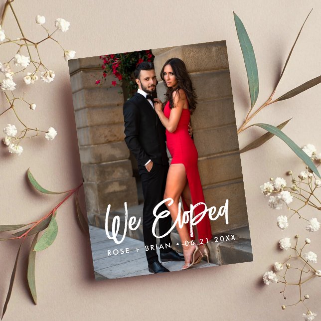Vi rymde Stilstilladigt bröllopsfoto tillkännagiva Meddelande (Stylish elopement photo announcements share your love story with modern romantic elegance.)