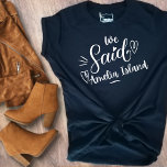 Vi sa Amelia Island Funny Black Bachelorette T Shirt<br><div class="desc">Den senaste tekniken för bröllopsfesten eller för en bachelorette kommer undan. "Snabb ord" "Vi sa att Amelia Island" på en svart tand,  har ett hjärta och är säker på att bli uppmärksammad. Bachelorette Party Destination... Amelia Island,  kan vara bärare för repetitionsmiddag,  och tillsammans med din bröllopsfest.</div>
