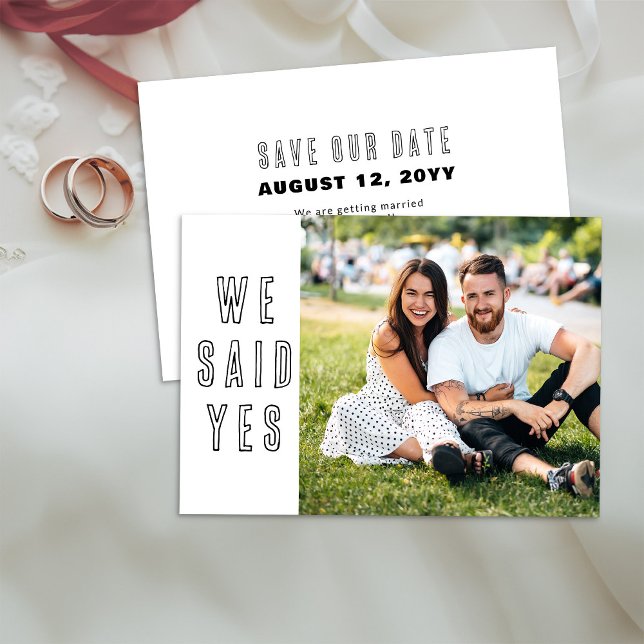 Vi sa ja med Photo Simple Modern Bröllop Spara Datumet (We Said Yes .. Photo Wedding Save the Date Card)