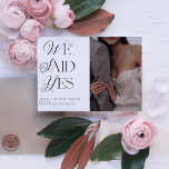 Vi sa ja, mottagande av fotobröllop QR-kod Inbjudningar<br><div class="desc">Vårt bästa kunnande i bröllop får en elegant att uppgradera! Det svarta och vita tillkännagivandet i chicen om bröllop är ett underbart sätt att låta era vänner och familj veta att ni har gått, haft en hemlig ceremoni eller bröllop, och vill fira med dem! Kortets framsida är designad för att...</div>