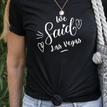 Vi sa Las Vegas Funny Black Bachelorette T Shirt<br><div class="desc">Den senaste tekniken för bröllopsfesten eller för en bachelorette kommer undan. Den snabba ord" "Vi sa Las Vegas" med svart borgen,  har ett hjärta och är säker på att bli uppmärksammad. Bachelorette Party Destination... Las Vegas. Kan användas till repetitionsmiddag och med din bröllopsfest.</div>