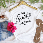 Vi sa Las Vegas Funny White Bachelorette T Shirt<br><div class="desc">Den senaste tekniken för bröllopsfesten eller för en bachelorette kommer undan. "Vi sa Las Vegas" på en vit bänk,  har ett hjärta och är säker på att bli uppmärksammad. Bachelorette Party Destination... Las Vegas. Kan användas till repetitionsmiddag och med din bröllopsfest.</div>