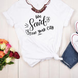 Vi sa New York City White Funny Bachelorette T Shirt<br><div class="desc">Den senaste tekniken för bröllopsfesten eller för en bachelorette kommer undan. "Snabb ord" "Vi sa New York City" på en vit bänk,  har ett hjärta och är säkra på att bli uppmärksammad. Bachelorette Party Destination...  NYC. Kan användas till repetitionsmiddag och med din bröllopsfest.</div>