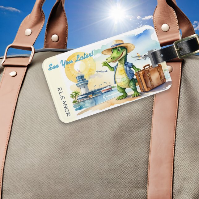 Vi ses senare Alligator Tecknad Personlig Bagagebricka (A personalized luggage tag featuring a cartoon alligator at the airport with 'See You Later!' words)