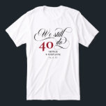 Vi skriver fortfarande högljutt 40:e Bröllop-årsda T Shirt<br><div class="desc">Elegant Vi gör fortfarande 40-årsdagen för bröllop-t-shirt med ett snabbt skript, hur många år du har varit gift och din namn och bröllop-dejt. Vi skjortar fortfarande för att fira er bröllop-årsdag och förnya våra löften. Vi gör fortfarande 40-årsjubileum t-shirt med 40 i ett ruttrött typsnitt, ditt namn och bröllop-datum i...</div>