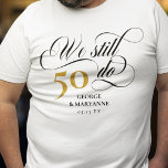 Vi skriver fortfarande högljutt 50:e Bröllop-årsda T Shirt<br><div class="desc">Elegant Vi gör fortfarande 50-årsdagen för bröllop-t-shirt med ett snabbt skript, hur många år du har varit gift och din namn och bröllop-dejt. Vi skjortar fortfarande för att fira er bröllop-årsdag och förnya våra löften. Vi gör fortfarande 50-årsdagen t-shirt med 50 guld i ett typsnitt, din namn och bröllop i...</div>