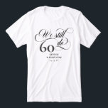 Vi skriver fortfarande högljutt 60:e Bröllop-årsda T Shirt<br><div class="desc">Elegant Vi gör fortfarande 60-årsdagen för bröllop-t-shirt med ett snabbt skript, hur många år du har varit gift och din namn och bröllop-dejt. Vi skjortar fortfarande för att fira er bröllop-årsdag och förnya våra löften. Vi gör fortfarande 60-årsdagen t-shirt med 60 mörk grått-typsnitt, ditt namn och bröllop-datum i svart, och...</div>