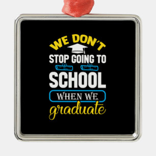 Vi slutar inte att gå till skolan när vi Studenter Julgransprydnad Metall