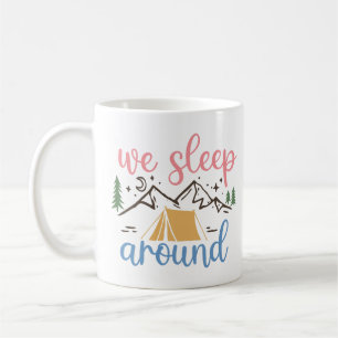 Vi sover runt lustigt kaffemugg