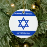 Vi står med Israel am Yisrael Chai-anpassningsbarn Julgransprydnad Keramik<br><div class="desc">Vi står på Israels anpassningsbar Am Yisrael Chai text Israels flagga blå och vit modern patriotisk keramisk prydnad. Finns i många former. Israelisk Flagga. Helt anpassade vit text över flagga eller radera den.</div>