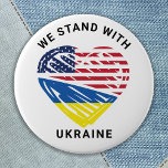 Vi står på Ukrainas amerikanska Flagga Heart  Knapp<br><div class="desc">Ukraina och USA: s amerikanska flagga i Ukrainas flagga blå och gult/guld och USA flagga färg vit och blå för att visa stöd för ukrainsk solidaritet,  fred och frihet. COPYRIGHT © 2021 Judy Burrows,  Black Hund Art - Med alla Höger reserverade. Vi står på Ukrainas amerikanska Flagga Heart-knapp</div>