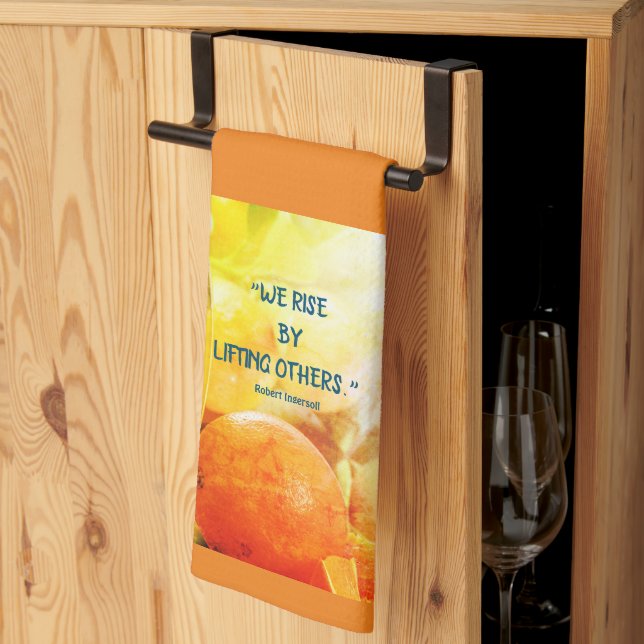 "Vi Stiga upp genom att lyfta andra" Kökshandduk (Thirds Fold)