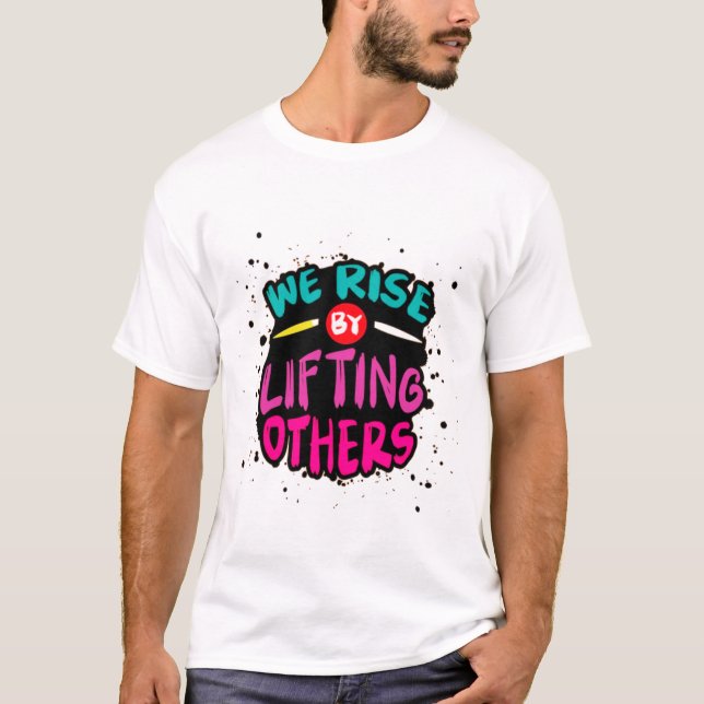 Vi Stiga upp genom att lyfta andra - Motiverande T Shirt (Framsida)