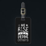 Vi Stiga upp inspirationsofferten genom att lyfta  Bagagebricka<br><div class="desc">Inspirationell motivation citat till behållan du inspirerade och inspirerade andra runt dig. Ett vackert ordspråk om att vara vänlig,  stödjande och hjälpa varandra. Vi stiga upp genom att lyfta andra. Bakgrunden till färg kan anpassas till färg.</div>