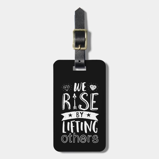 Vi Stiga upp inspirationsofferten genom att lyfta  Bagagebricka (Vertikal Framsida)