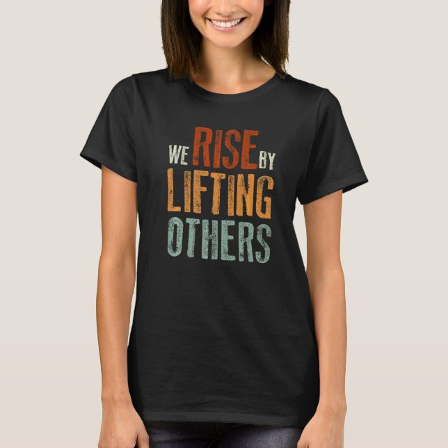 Vi Stiger Genom Att Lyfta Andra Inspirerande Citat T Shirt (Framsida)