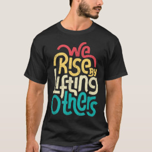Vi Stiger Genom Att Lyfta Andra - Motiverande Insp T Shirt