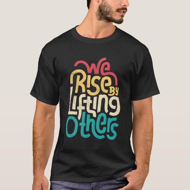 Vi Stiger Genom Att Lyfta Andra Motiverande Inspir T Shirt (Framsida)