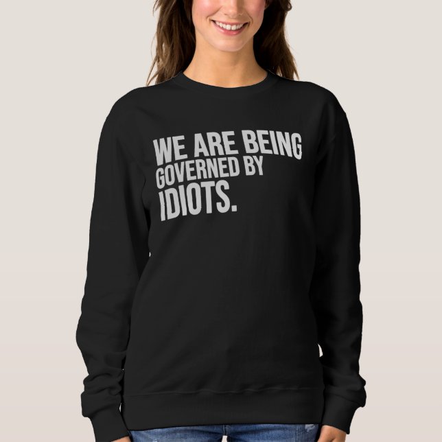 Vi styrs av idioter t shirt (Framsida)