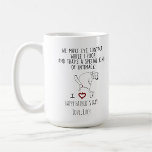 Vi tar kontakt med öga medan jag pockar kaffemugg