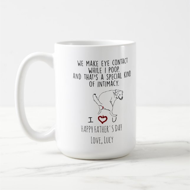 Vi tar kontakt med öga medan jag pockar kaffemugg (Vänster)