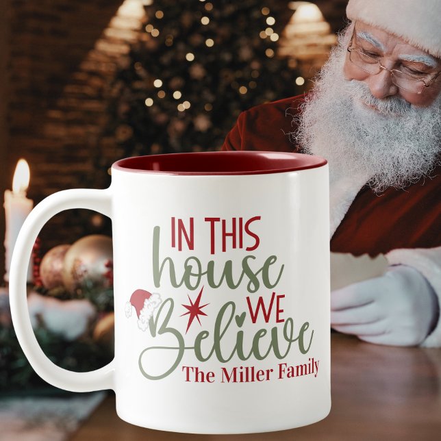 Vi tror på Anpassningsbarnas jul här i parlamentet Två-Tonad Mugg (In This House We Believe Custom Christmas Two-Tone Coffee Mug - Add your name or special text.)