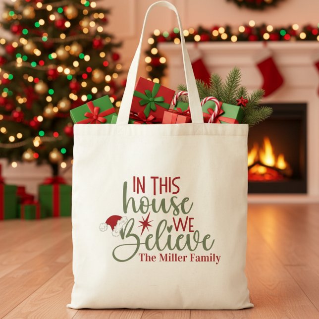 Vi tror på Personligens jul här i parlamentet Tygkasse (In This House We Believe Custom Christmas Tote Bag - Add Your Name, Family Name or Special Text)