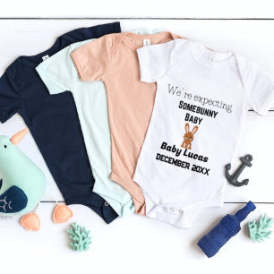 Vi väntar någon kanin graviditetsannonsering t shirt