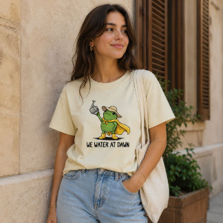 Vi Vattnar Vid Gryning | Roligt Present Rolig Grod T Shirt