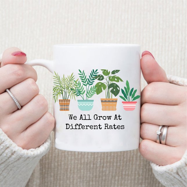 Vi växer alla i olika takt med  lärare mugg (We All Grow At Different Rates Gardening Teachers Mug)