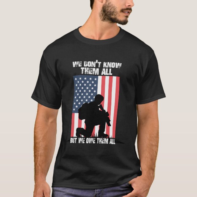 Vi vet inte allt men vi är alla veteraner. t shirt (Framsida)