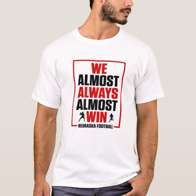 Vi vinner nästan alltid fotboll i Söndag T Shirt (Framsida)